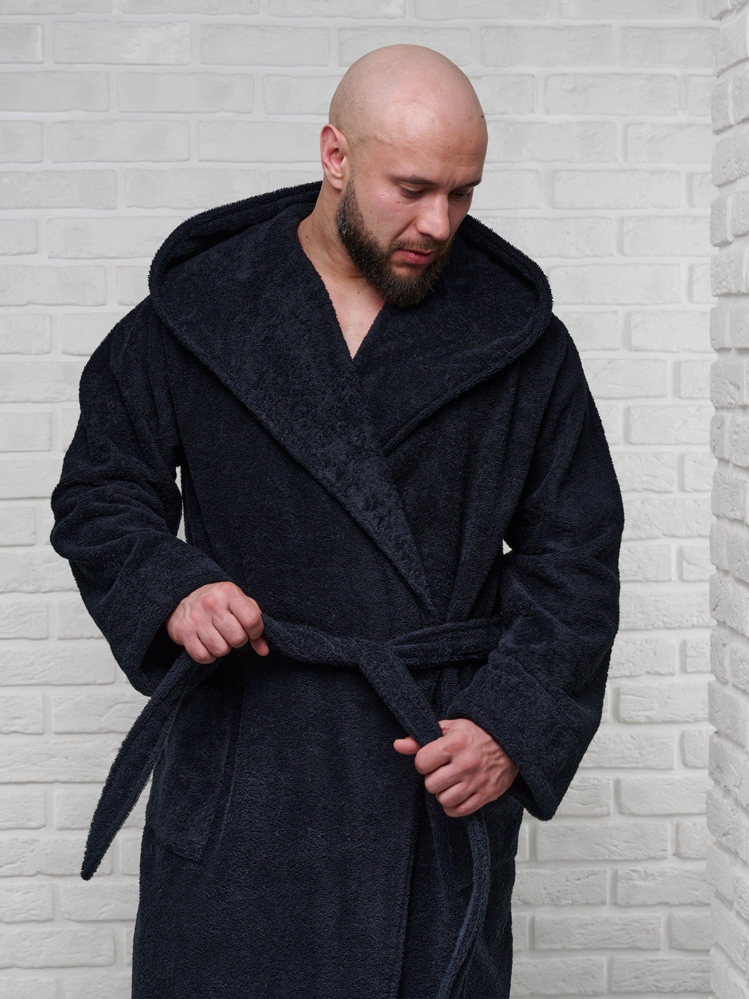 снимок Халат мужской махровый PandaHug с капюшоном, черный от магазина BIO-TEXTILES ОПТ