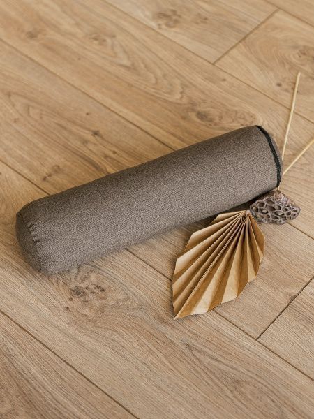 Валик для йоги коричневый