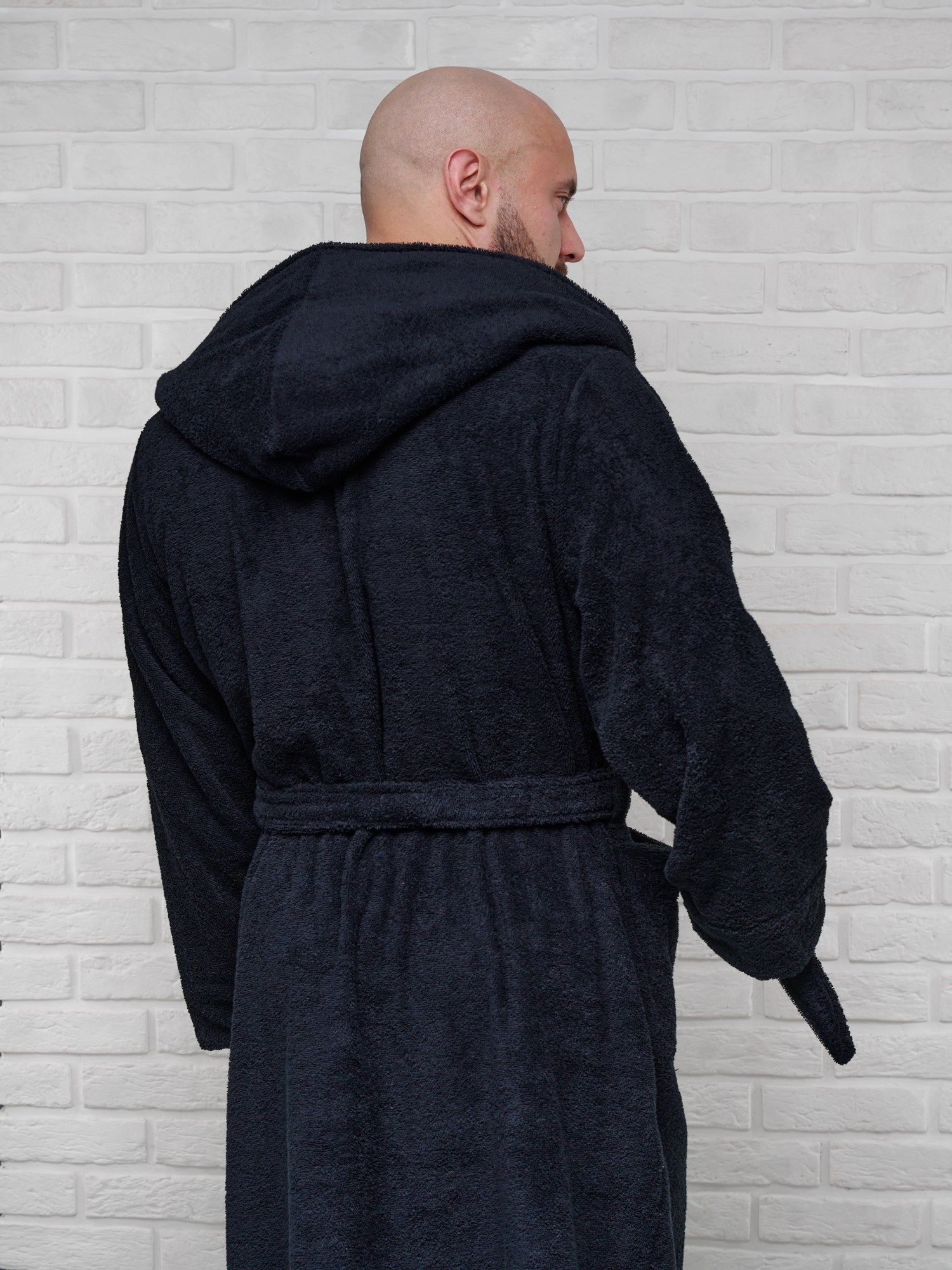 снимок Халат мужской махровый PandaHug с капюшоном, черный от магазина BIO-TEXTILES ОПТ