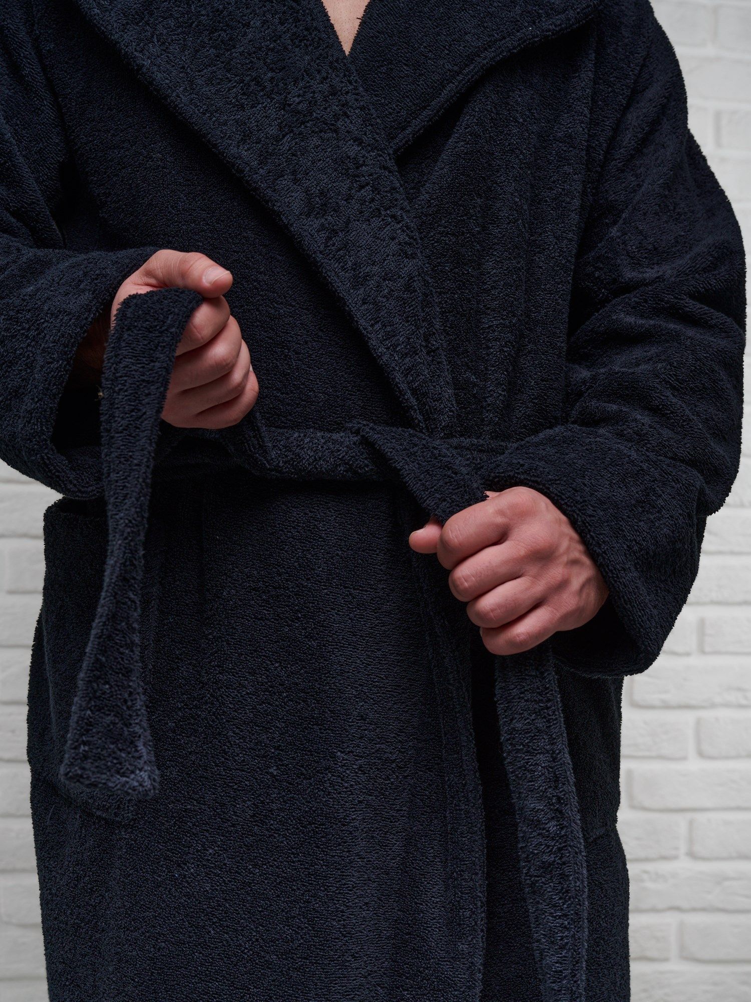 снимок Халат мужской махровый PandaHug с капюшоном, черный от магазина BIO-TEXTILES ОПТ