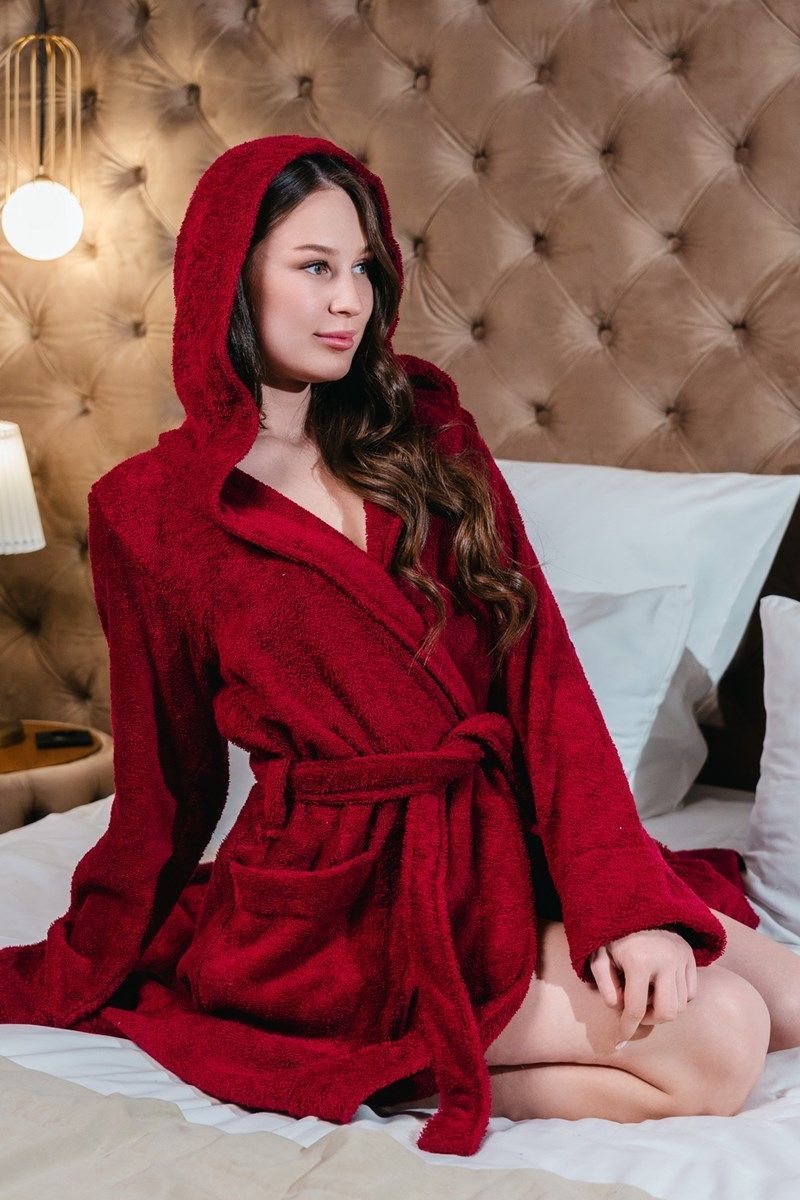 снимок Халат махровый женский с капюшоном бордовый от магазина BIO-TEXTILES ОПТ